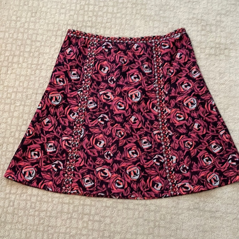 Fabulous fully lined rose print skirt with side invisible zip